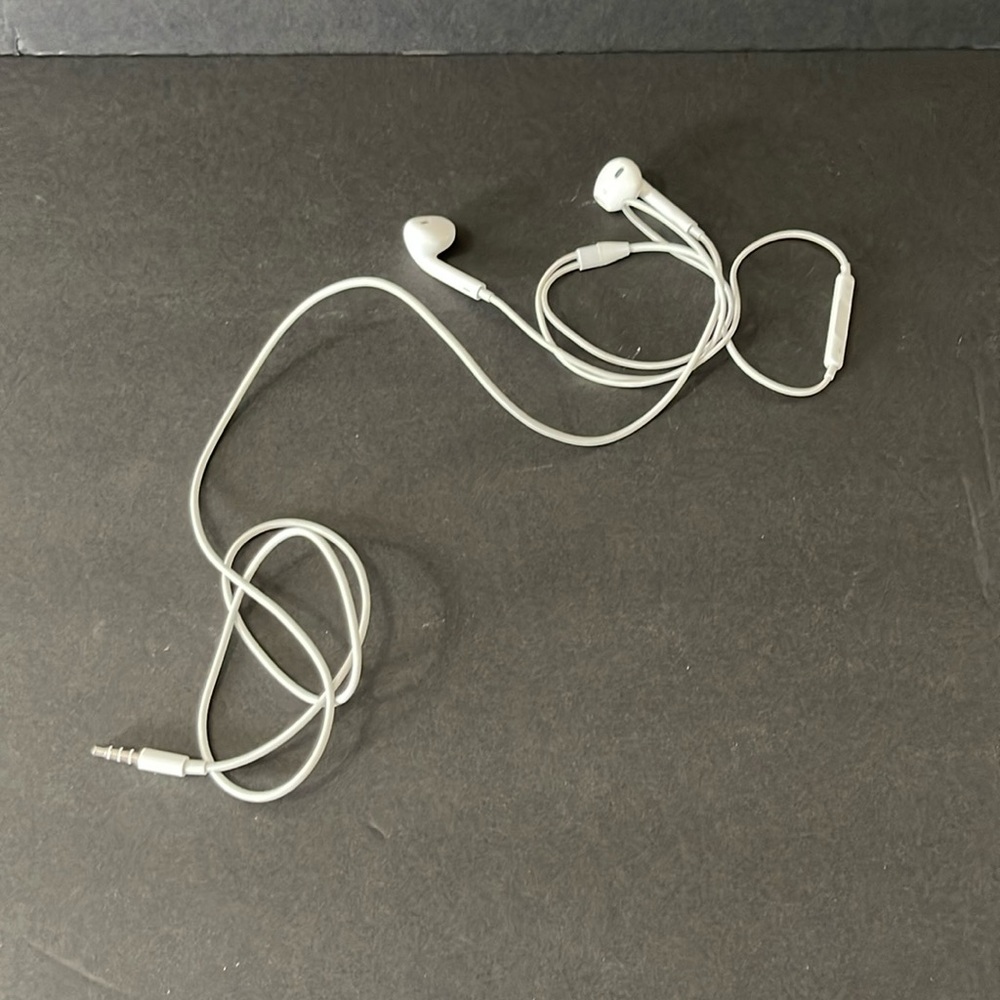 AUTHENTIC WIRED APPLE EARBUDS WITH REMOTE AND MICROPHONE AND 3.5MM JACK …